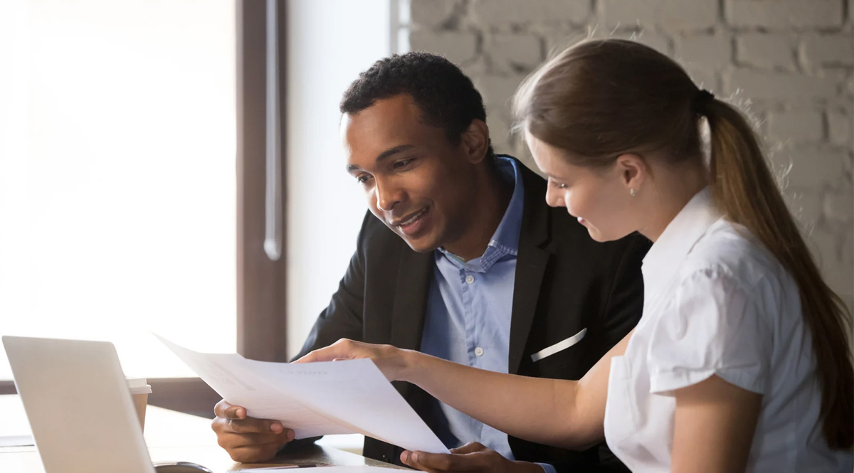 Conseiller financier femme assureur consultant un client afro-américain au sujet d'un contrat